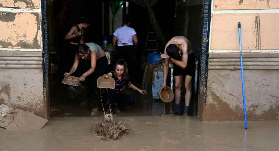 Σοκαριστικές εικόνες: Πλημμύρες στη Βαλένθια – Συνεχίζεται η αναζήτηση αγνοουμένων κάτω από τη λάσπη