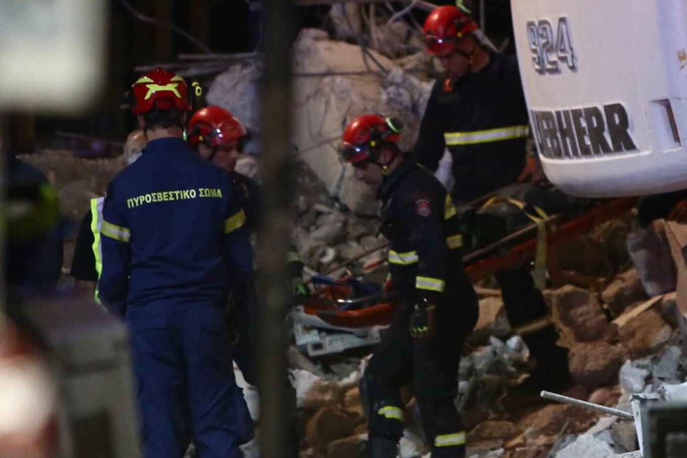 Τραγωδία στην Πλάκα: Εντοπίστηκε και δεύτερη σορός γυναίκας στα συντρίμμια 