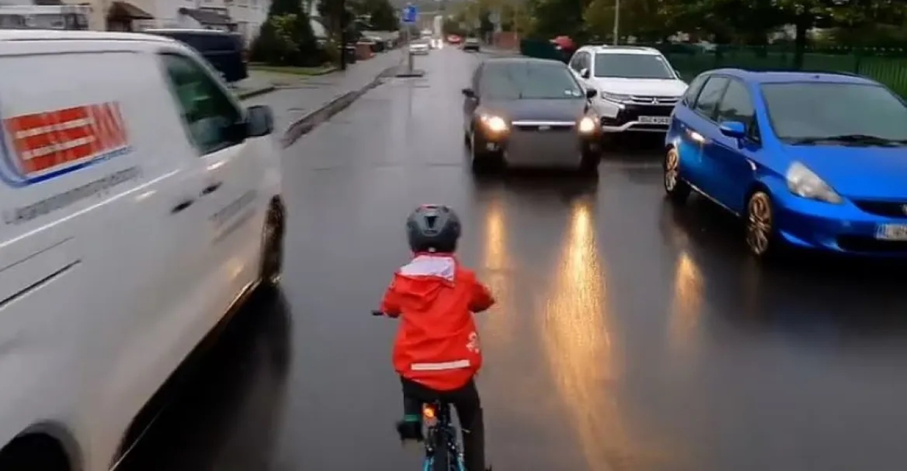 Βρετανία: 5χρονος κάνει ποδήλατο σε κεντρικό δρόμο και ο πατέρας του βιντεοσκοπεί τα αυτοκίνητα να περνάνε ξυστά!