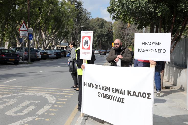 Έξω απο το Προεδρικο μοναχοί και κάτοικοι της περιοχής Κόρνου- Αντιδρούν στην αδειοδότηση εργοστασίου