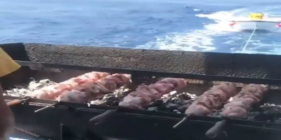 Μόνο στην Κύπρο! Έψηναν σούβλα μέσα στην θάλασσα- VIDEO