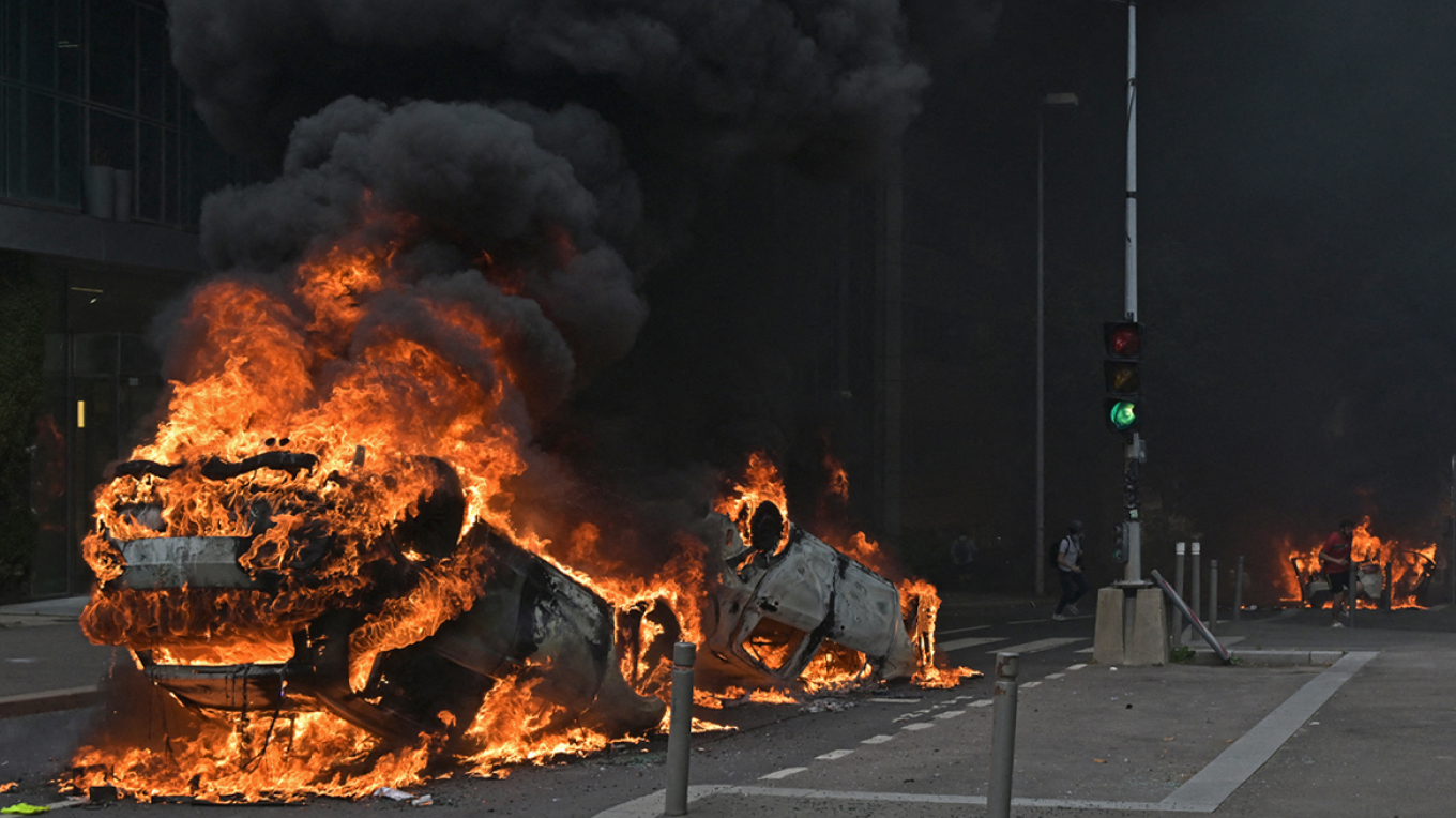 Χειρότερη από την εξέγερση των «κίτρινων γιλέκων» η κατάσταση στη Γαλλία - Φωτιές, λεηλασίες και 1.000 συλλήψεις