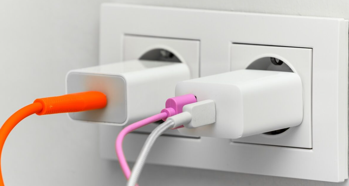 Aφήνεις τον φορτιστή συνέχεια στην πρίζα; Πόσο σου κοστίζει