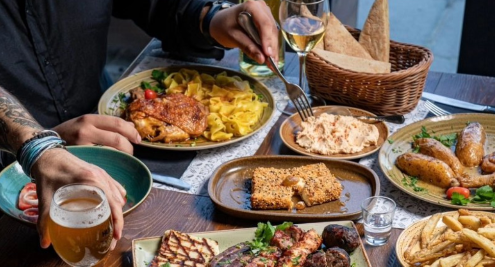 Μαγειρευτά κατσαρόλας όπως παλιά: Το στέκι στη Λευκωσία που επαναφέρει το μεσημεριανό στην ουσία του - Δείτε φωτογραφίες