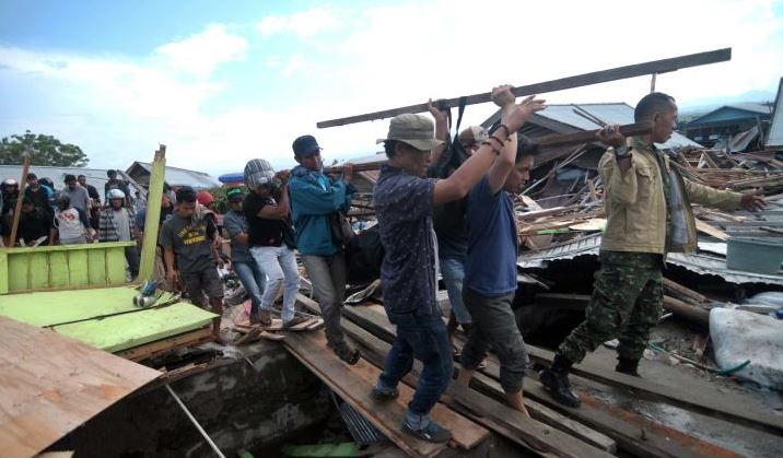 Ινδονησία: Στους 384 ανήλθε ο αριθμός των νεκρών από τον ισχυρό σεισμό και το τσουνάμι 