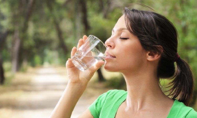 Τι θα συμβεί στο σώμα σας αν πίνετε 3,5 λίτρα νερό κάθε μέρα