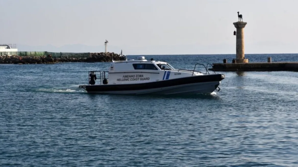 Βυθίστηκε βοηθητικό σκάφος στα Μέθανα - Δεν υπήρχαν επιβαίνοντες