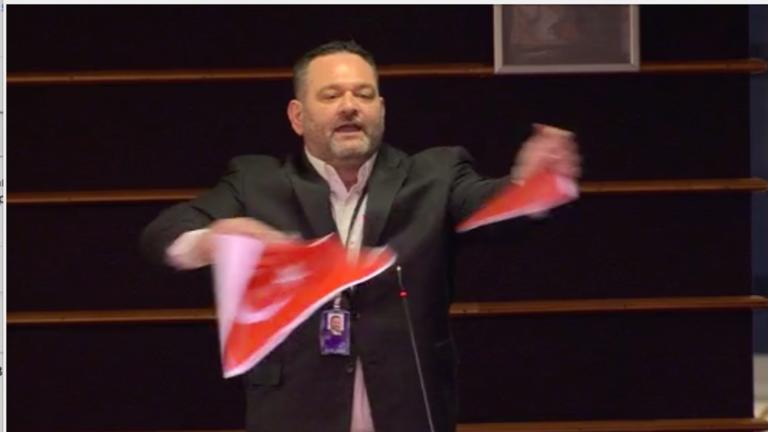 Έλληνας ευρωβουλευτής έσκισε την τουρκική σημαία- Καταδικάζει η Ελλάδα