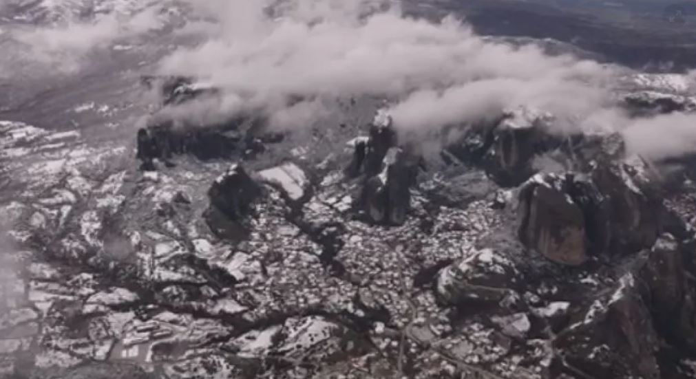 Μετέωρα: Βίντεο με εικόνες σπάνιας ομορφιάς μετά τα χιόνια που έπεσαν