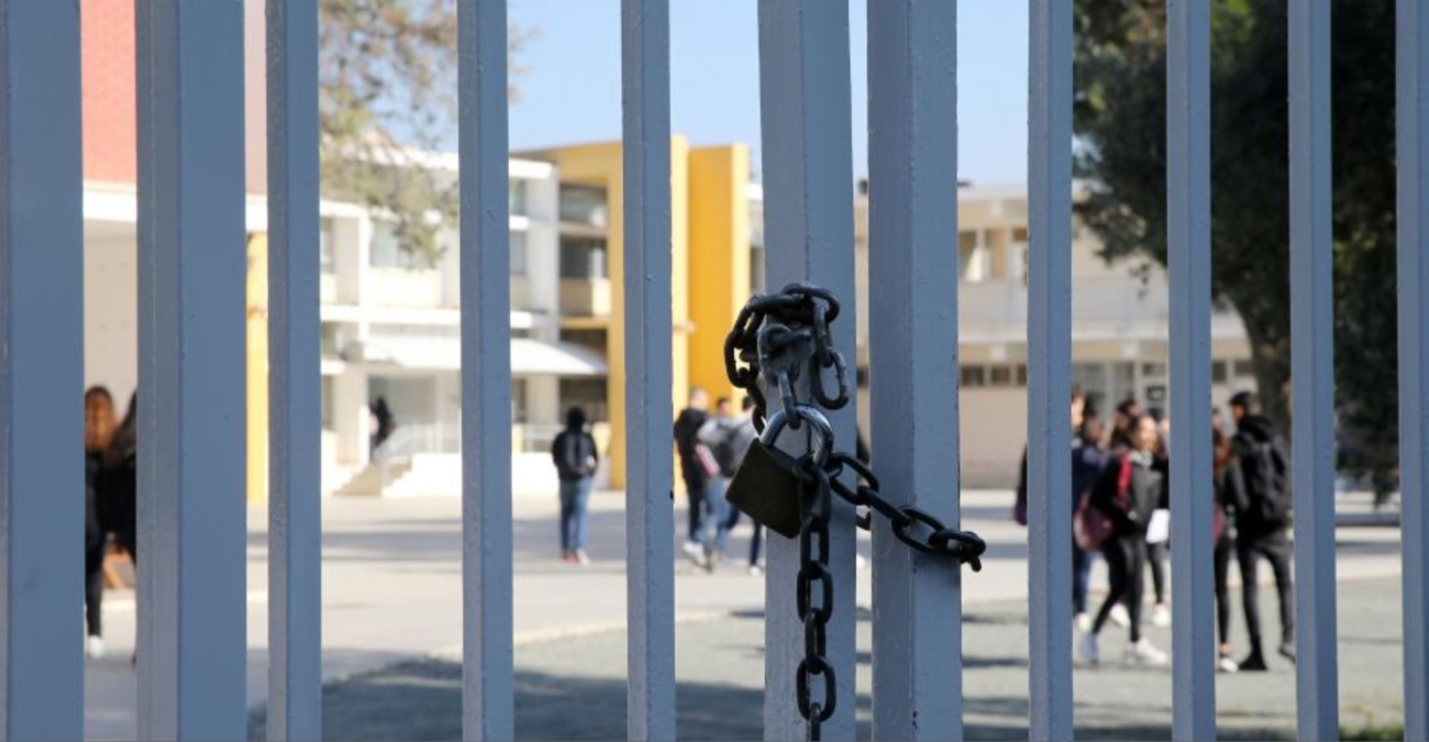 VIDEO: Άγριος καβγάς σε σχολείο της Πάφου - Καθαρίστριες πιάστηκαν στα χέρια μπροστά από μαθητές