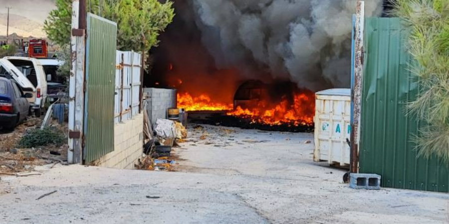 Aπό εργασίες ηλεκτροσυγκόλλησης προκλήθηκε η Πυρκαγιά στην Πάφο - καταστράφηκε μεγάλος αριθμός ακινητοποιημένων οχημάτων 