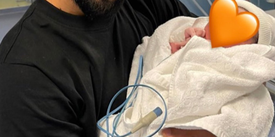 Γεννητούρια για ποδοσφαιριστή του ΑΠΟΕΛ! Η αγκαλιά στο νεογέννητο μέσα στο μαιευτήριο