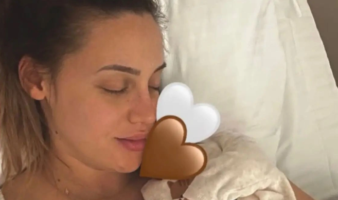 Γέννησε η Άννα Κορακάκη – Τα πρώτα καρέ με τη νεογέννητη κόρη της