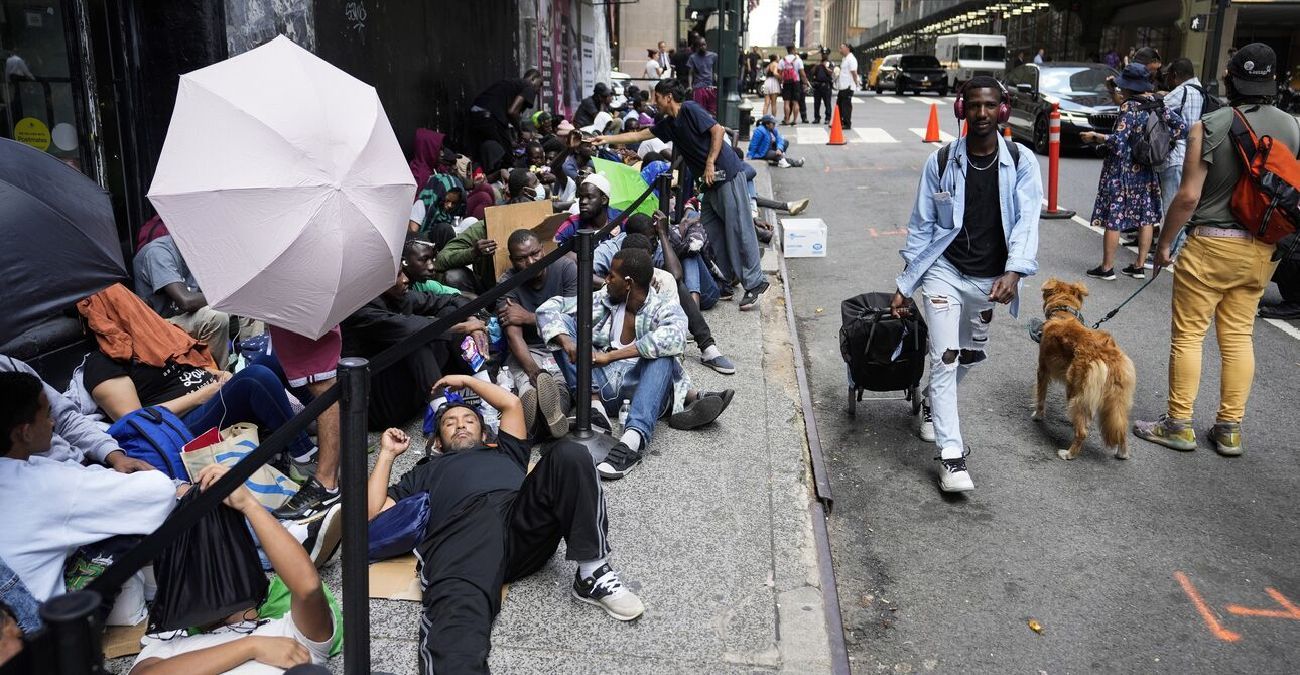 «Ηot spot» στην καρδιά της Νέας Υόρκης - Εκατοντάδες μετανάστες στα πεζοδρόμια του Μανχάταν - Φωτογραφίες