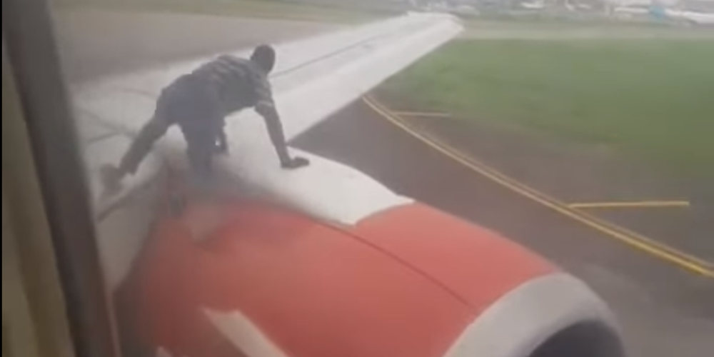 Πανικός σε πτήση: Άνδρας ανεβαίνει στο φτερό εν κινήσει αεροπλάνου - VIDEO
