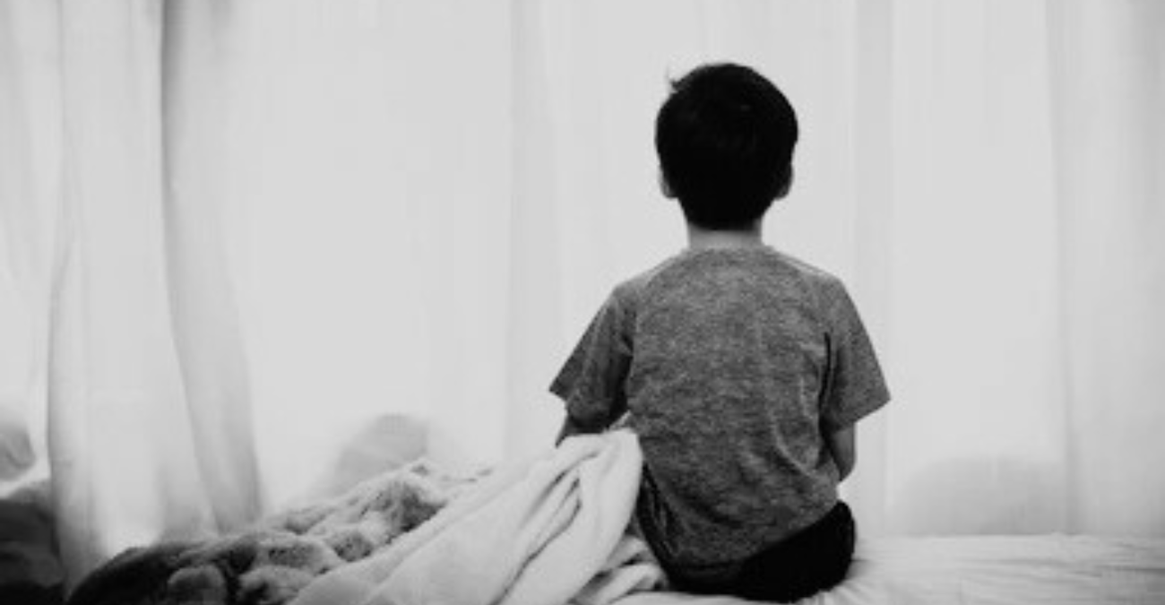 Έφηβος δεν έχει κρεβάτι να κοιμηθεί - Ξαπλώνει σε ένα παιδικό που δεν τον χωράει - Η έκκληση για βοήθεια