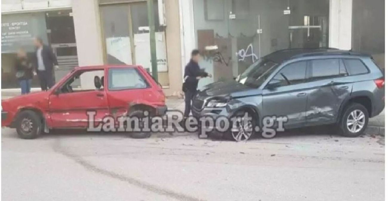 Ελλάδα: Η τρελή πορεία αυτοκίνητου που έπεσε σε δυο σταθμευμένα οχήματα στη Λαμία – Δείτε βίντεο