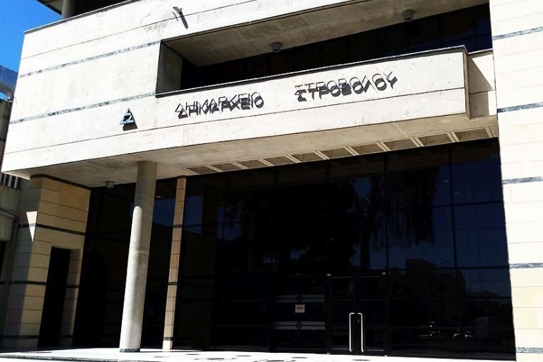 Ξεκαθαρίζει ο Δήμος Στροβόλου: Δεν παραβιάζει τη νομοθεσία η διαφημιστική πινακίδα πολιτικού κόμματος που έγινε viral