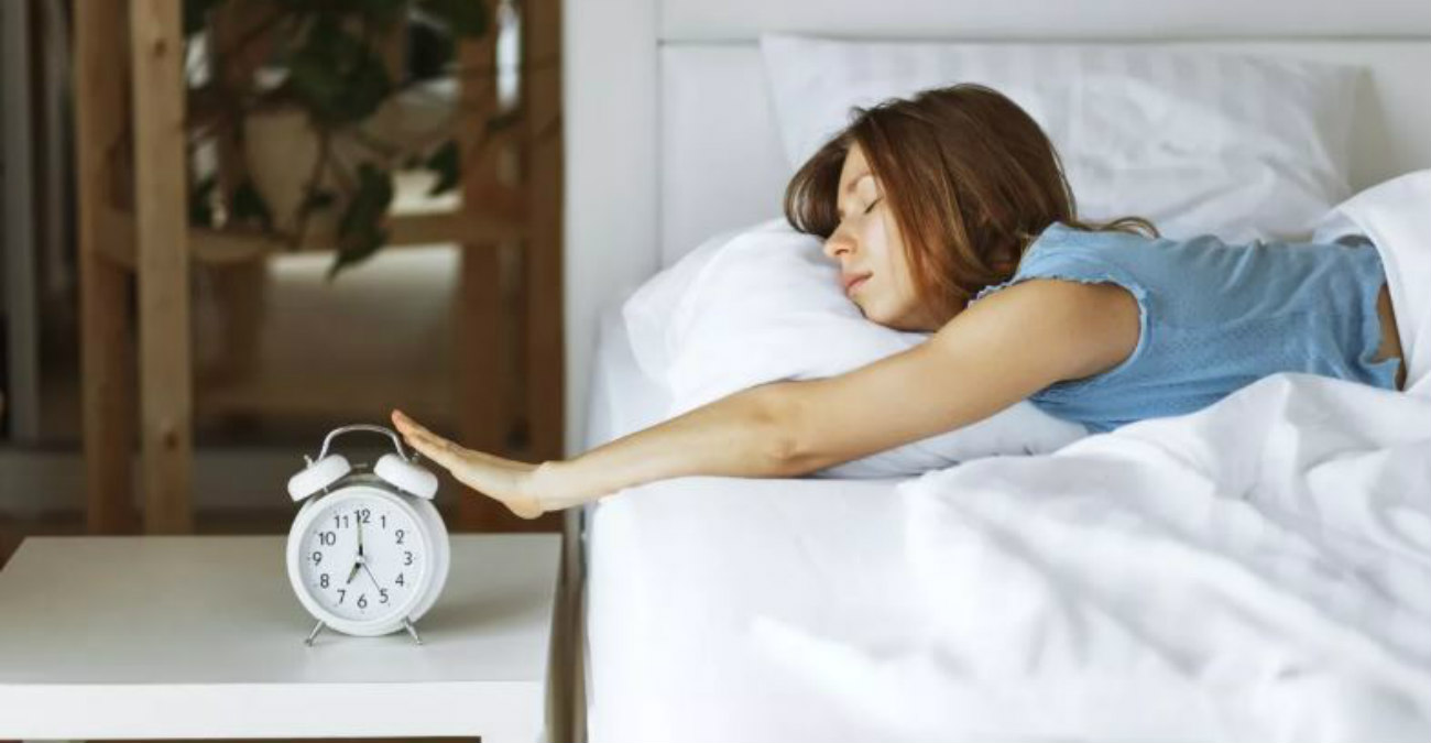 Πόσο πειράζει να πατάμε το snooze στο ξυπνητήρι; Οι ειδικοί απαντούν