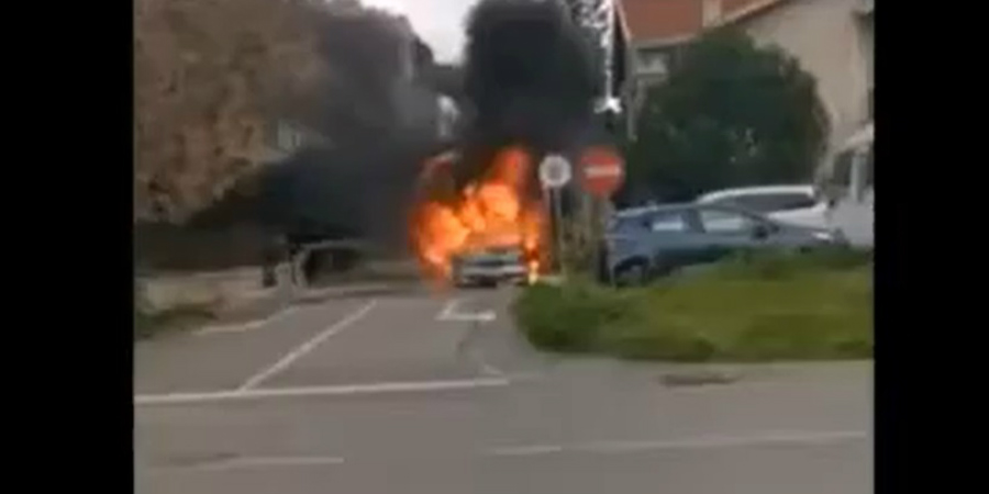 ΛΕΥΚΩΣΙΑ:Πνίγηκε μέσα στον καπνό όλη η γειτονία - Φλεγόμενο όχημα έκαψε πάσσαλο της ΑΗΚ