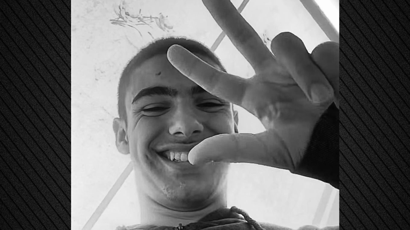 Οδύνη στο τελευταίο αντίο του 18χρονου Μάκη στον Πύργο - «Καλό ταξίδι παλικάρι μου» λένε οι γονείς του