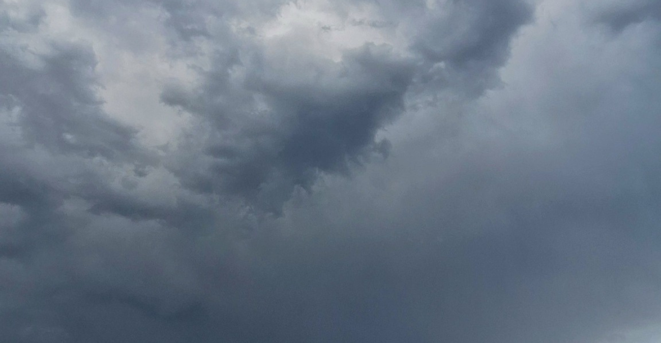 «Άνοιξαν οι ουρανοί» : Εικόνες από διάφορες περιοχές του νησιού - VIDEO