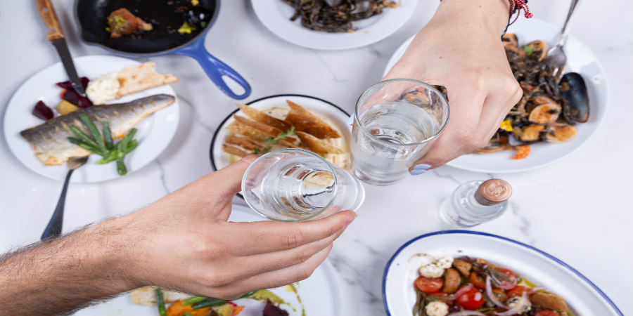 Δέκα νέες γεύσεις από Ελλάδα «προσγειώνονται» στο Ελληνικό Ουζομεζεδοπωλείο