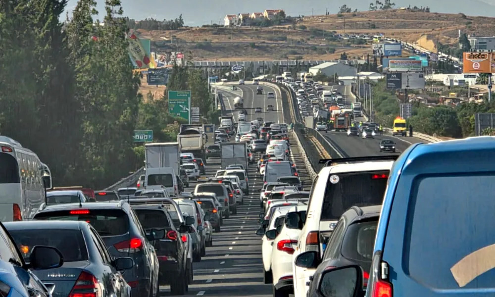 VIDEO: Το απόλυτο χάος χθες στον αυτοκινητόδρομο - Απίστευτη ταλαιπωρία - «Το συγκεκριμένο όχημα δεν επιτρέπεται να κυκλοφορεί»