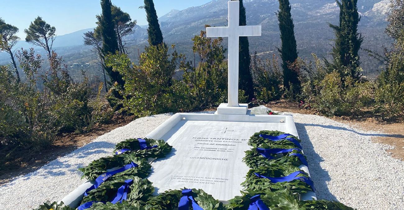 Ελλάδα: Τι αναγράφεται στην επιγραφή του μνήματος του τέως Βασιλιά Κωνσταντίνου – Φωτογραφίες και βίντεο