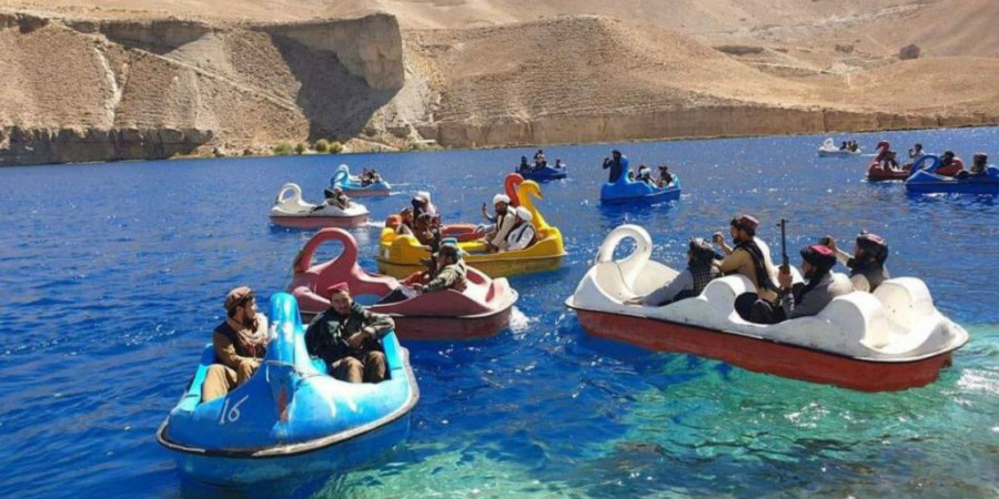 Ταλιμπάν με όπλα διασκεδάζουν σε λίμνη με βαρκούλες σε σχήμα κύκνου - Απίστευτες εικόνες