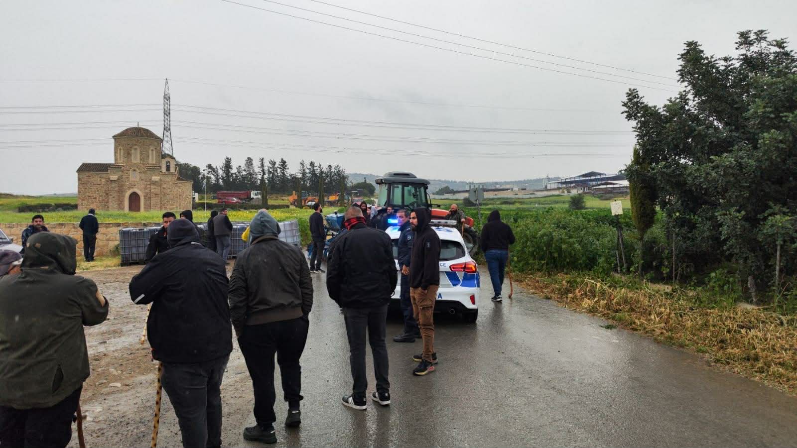 Αναστάτωση στην Ορόκλινη: Κτηνοτρόφοι απέκλεισαν δρόμους - Έβαλαν ως και... φέρετρο σε όχημα - Στο σημείο ισχυρές αστυνομικές δυνάμεις - Δείτε φωτογραφίες