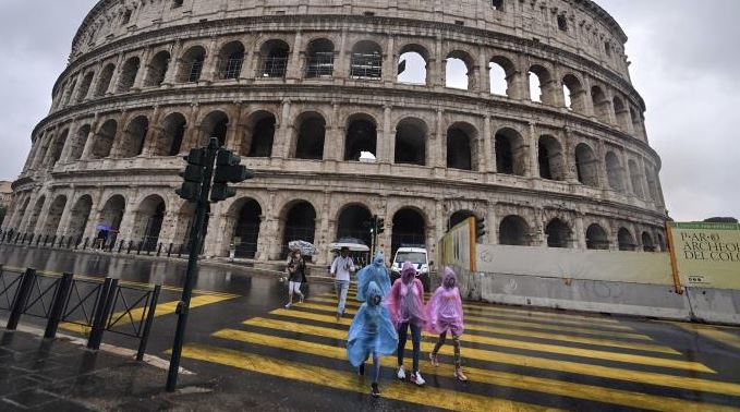 Κορωνοϊός: Πιο σκληρά μέτρα ζητούν οι ειδικοί στην Ιταλία - Τα στοιχεία που τους ανησυχούν  