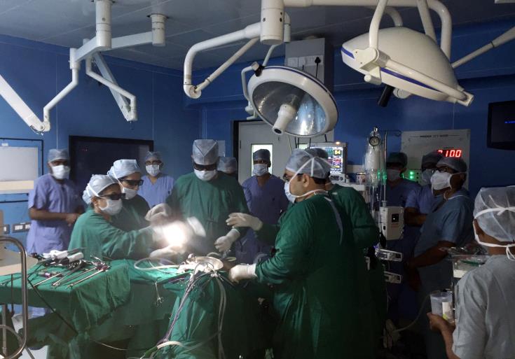 Χειρουργός στο Λονδίνο χάραξε τα αρχικά του ονόματός του στο συκώτι δύο ασθενών 