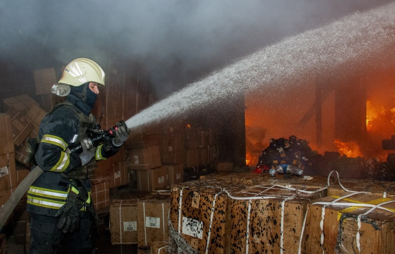 Ρωσική επίθεση με μη επανδρωμένο αεροσκάφος προκάλεσε φωτιά σε στέγη πολυκατοικίας στο Κίεβο