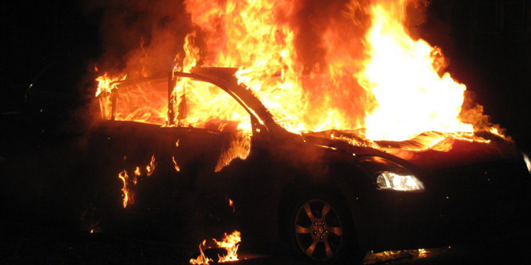 ΕΚΤΑΚΤΟ-ΛΕΜΕΣΟΣ: Στις φλόγες αυτοκίνητο- Αποκλείστηκε η σκηνή
