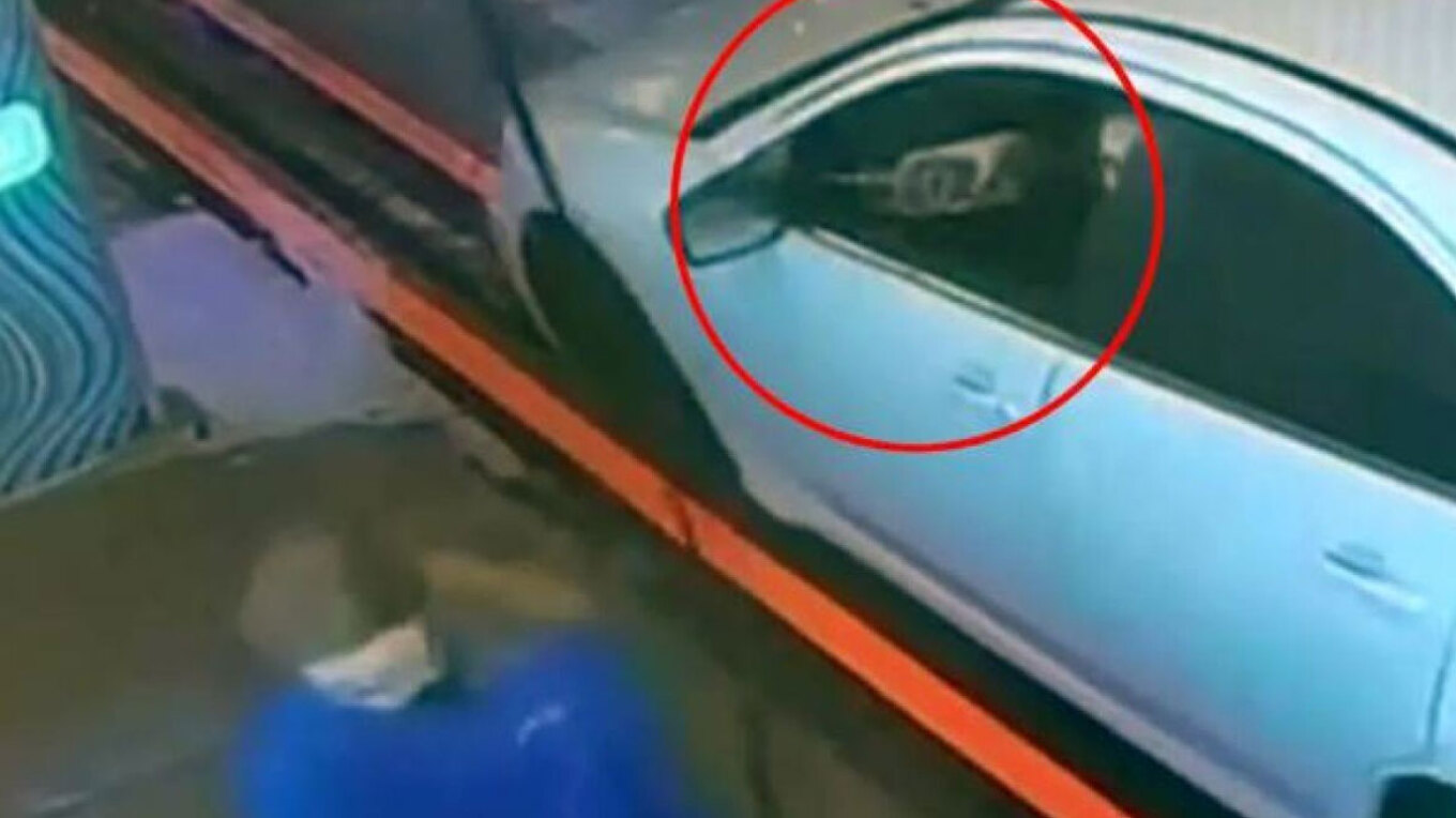 Πελάτισσα σε πλυντήριο αυτοκινήτων πέταξε ποτήρι με λεμονάδα σε υπάλληλο και αυτή την «έλουσε» με νερό - Viral το βίντεο