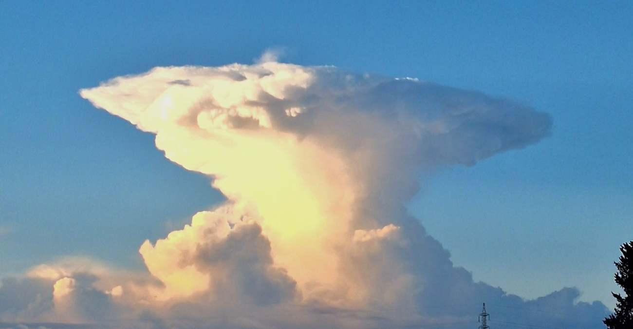 Γιγαντιαίο «μανιτάρι» εμφανίστηκε στον ουρανό της Κύπρου -  Οι εντυπωσιακές εικόνες που έγιναν viral!