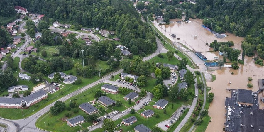 Εικόνες απόλυτης καταστροφής στις ΗΠΑ - Nεκροί και αγνοούμενοι από τις πλημμύρες στο Κεντάκι