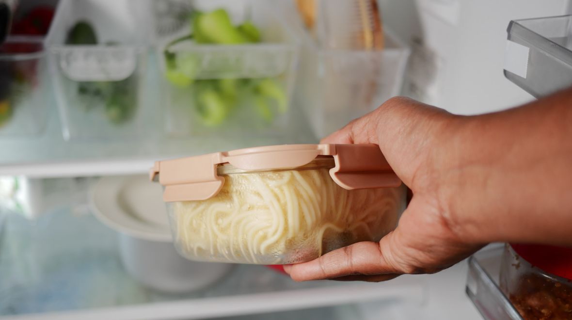 Είναι ασφαλές να αποθηκεύεις ζεστό φαγητό στο ψυγείο;