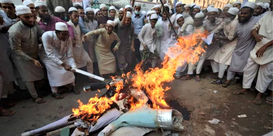 ΦΡΙΚΗ: Εξαγριωμένο πλήθος σκότωσε και έκαψε άνθρωπο γιατί πάτησε το Κοράνι