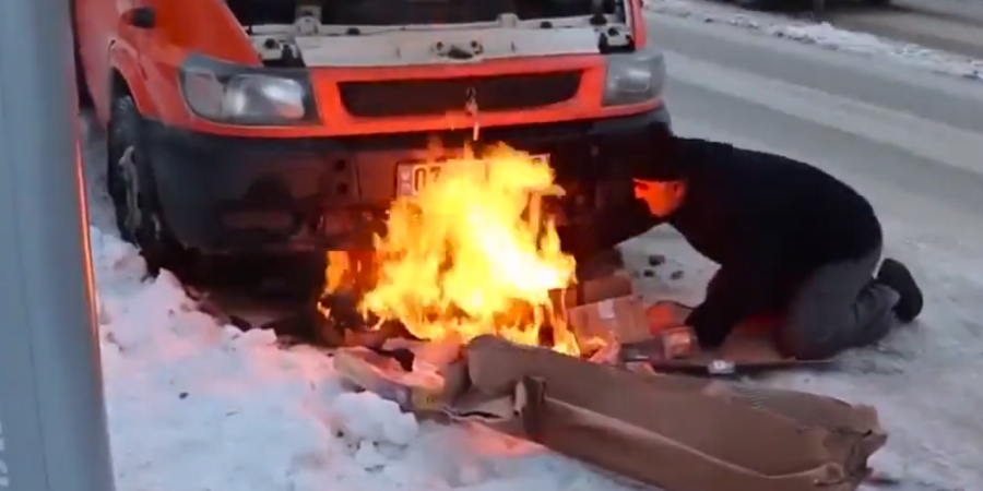Άναψε φωτιά στο αυτοκίνητο για να ζεσταθεί η μηχανή – VIDEO