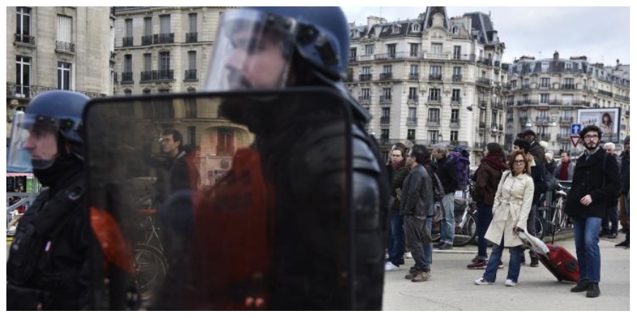 Συγκρούσεις διαδηλωτών-Αστυνομίας στο Παρίσι, οι απεργίες διαταράσσουν το ρεβεγιόν των Χριστουγέννων
