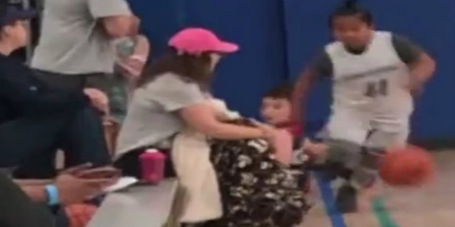 Μητέρα επιχειρεί να βάλει τρικλοποδιά σε παιδικό αγώνα μπάσκετ-VIDEO