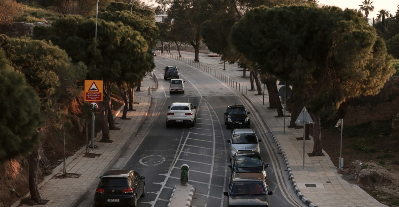 ΒΙΝΤΕΟ: Τρομακτικό τροχαίο στην Πάφο - Φορτηγό ανατράπηκε στον δρόμο της Αναρίτας
