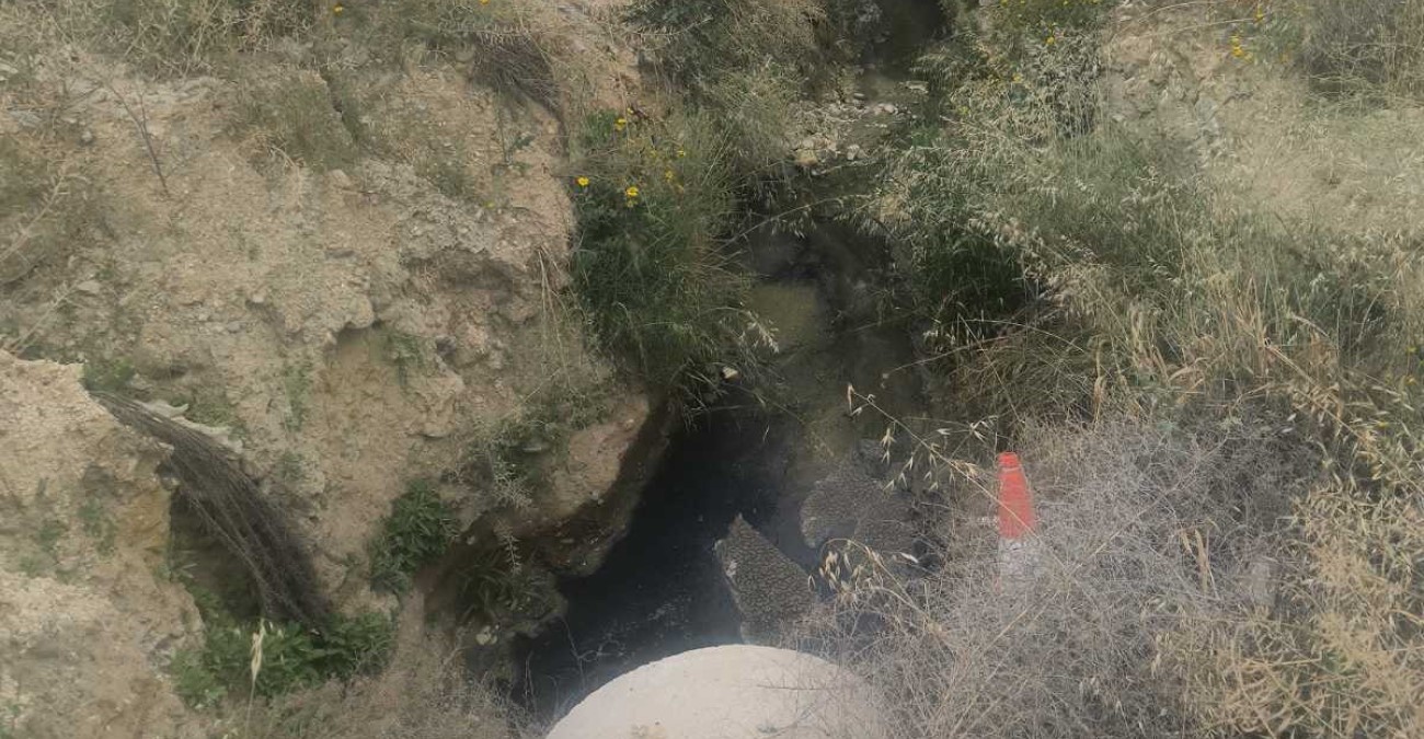 Σοβαρή καταγγελία: Υγρά απόβλητα από εργοστάσιο χύνονται στους αγρούς – Δείτε εικόνες
