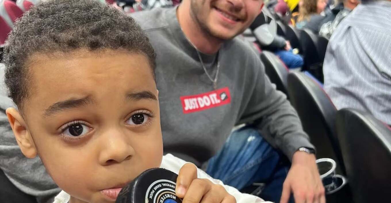  Ήρωας ο θεατής που έσωσε αγόρι 4 ετών από ιπτάμενο πακ σε αγώνα χόκεϊ - Δείτε βίντεο
