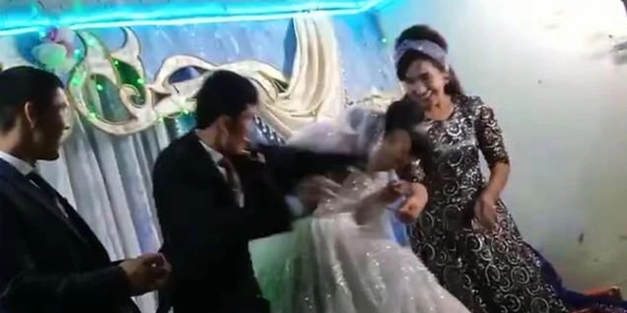 Εξοργιστικό βίντεο σε γάμο στο Ουζμπεκιστάν: Ο γαμπρός χτυπά τη νύφη επειδή τον κέρδισε σε παιχνίδι