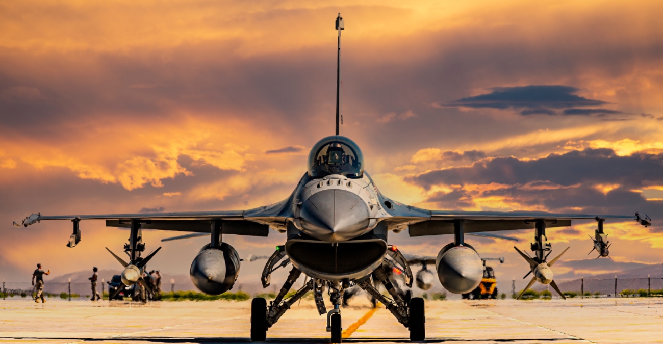 Οι Ουκρανοί πιλότοι θα χρειαστούν έξι μήνες για να μάθουν να πετούν τα F-16, εκτιμά το Κίεβο