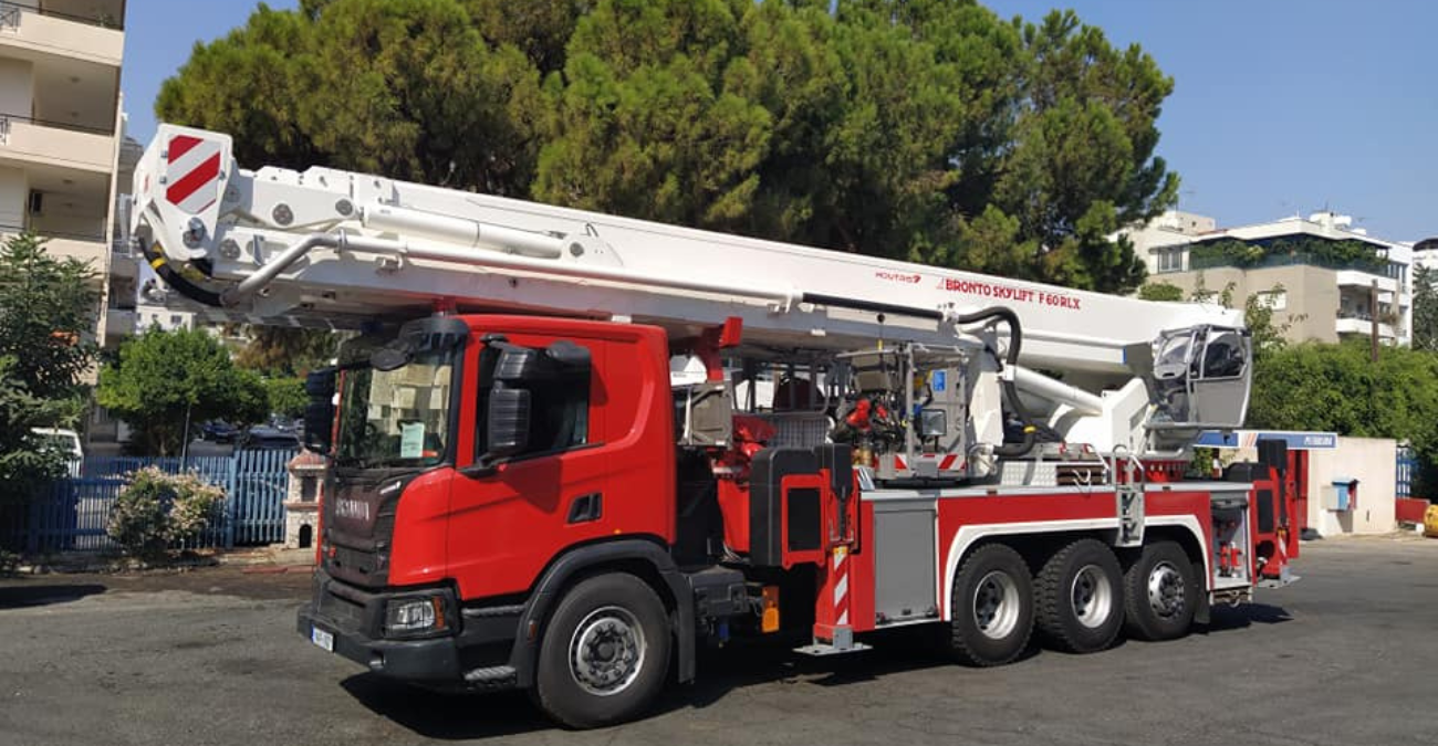 Συναγερμός στη Λεμεσό: Ξέσπασε πυρκαγιά σε υποστατικό - Απειλούνται γειτονικές οικίες