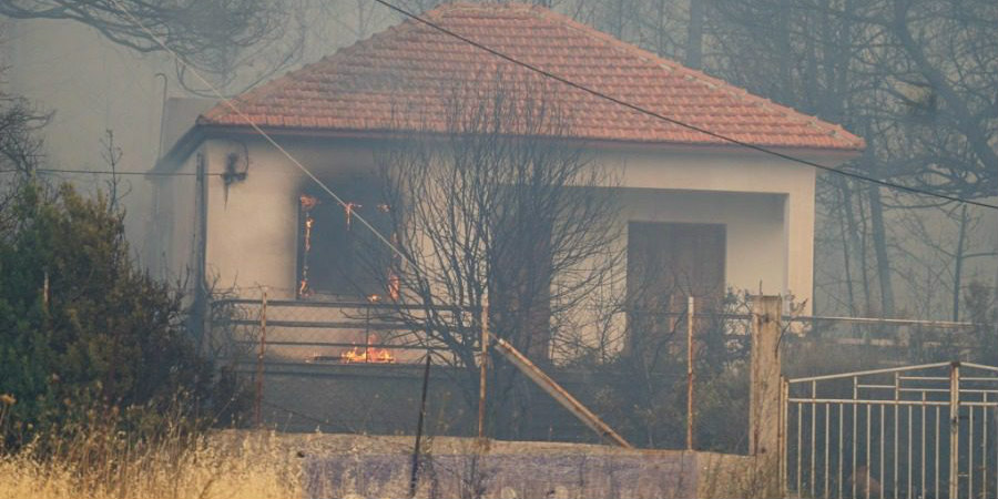 Τραγική η κατάσταση στην Λέσβο: Μέσα στο χωριό η φωτιά στα Βατερά - Τραυματίστηκε πυροσβέστης